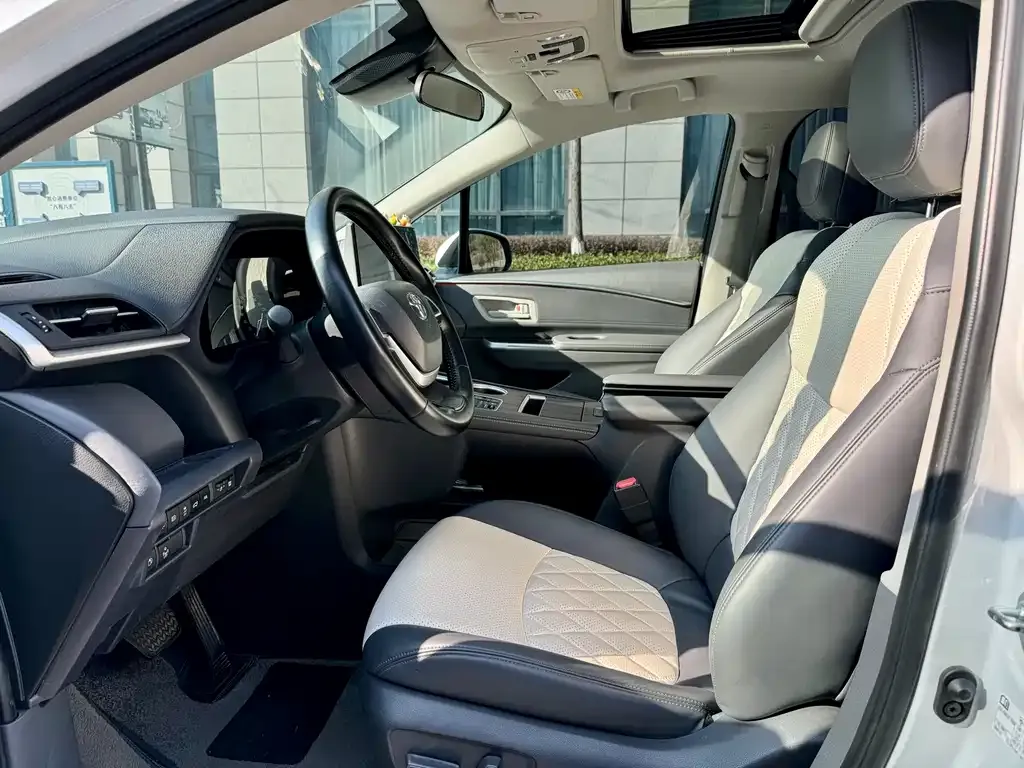 Toyota Sienna 2024 из CN, фото 2