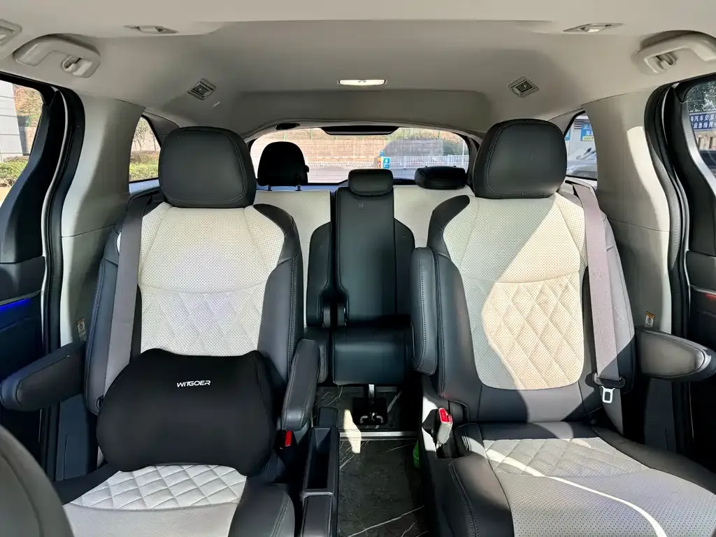 Toyota Sienna 2024 из CN, фото 4