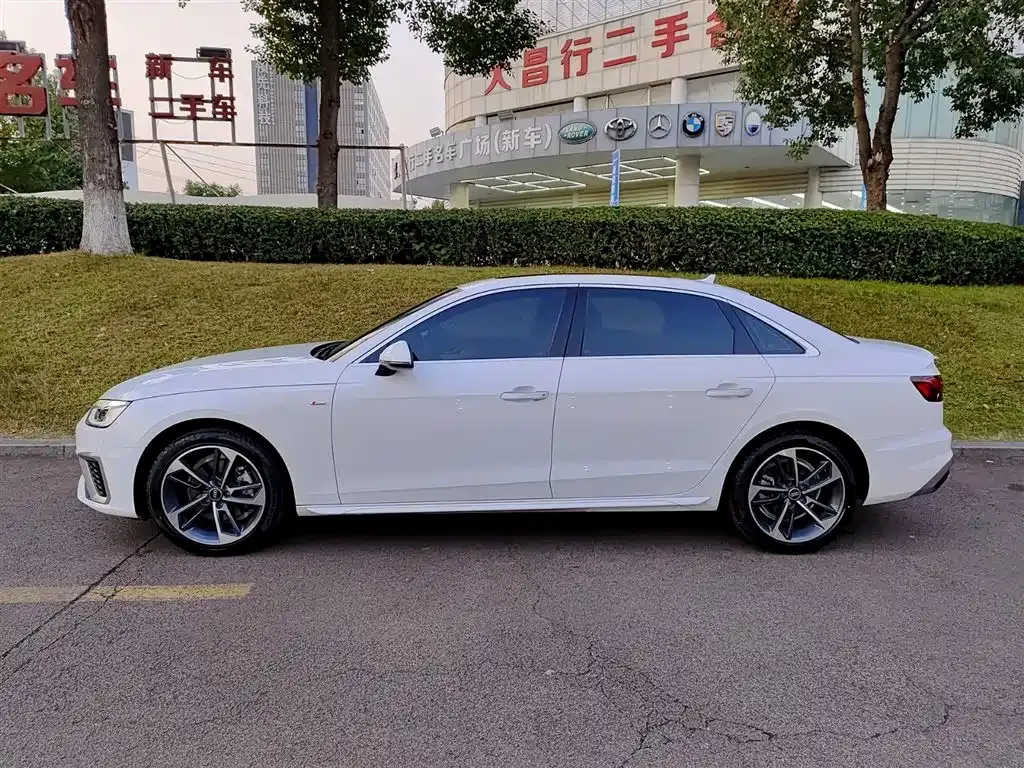 Audi A4L 2023 из CN, фото 3