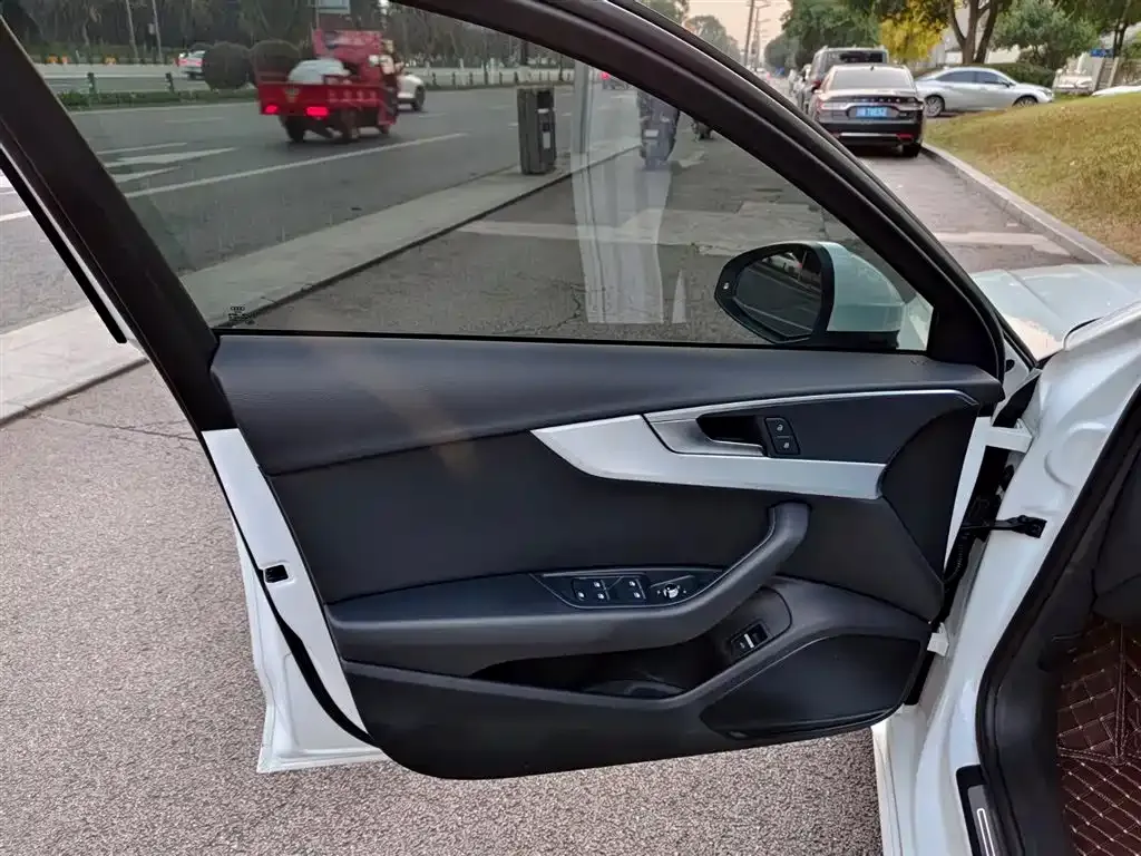 Audi A4L 2023 из CN, фото 9