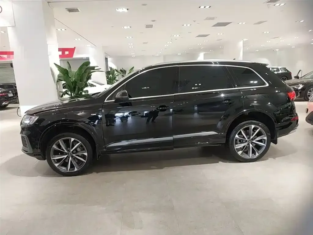 Audi Q7 2023 из CN, фото 2