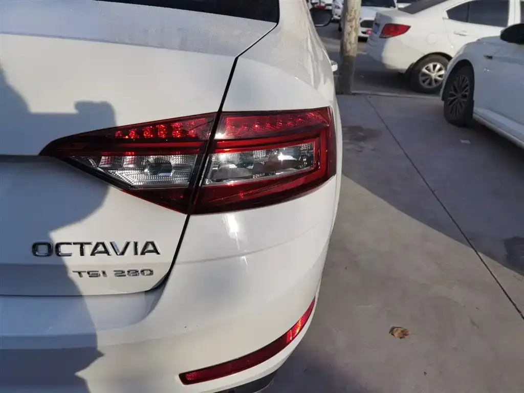 Skoda Octavia — фото 2