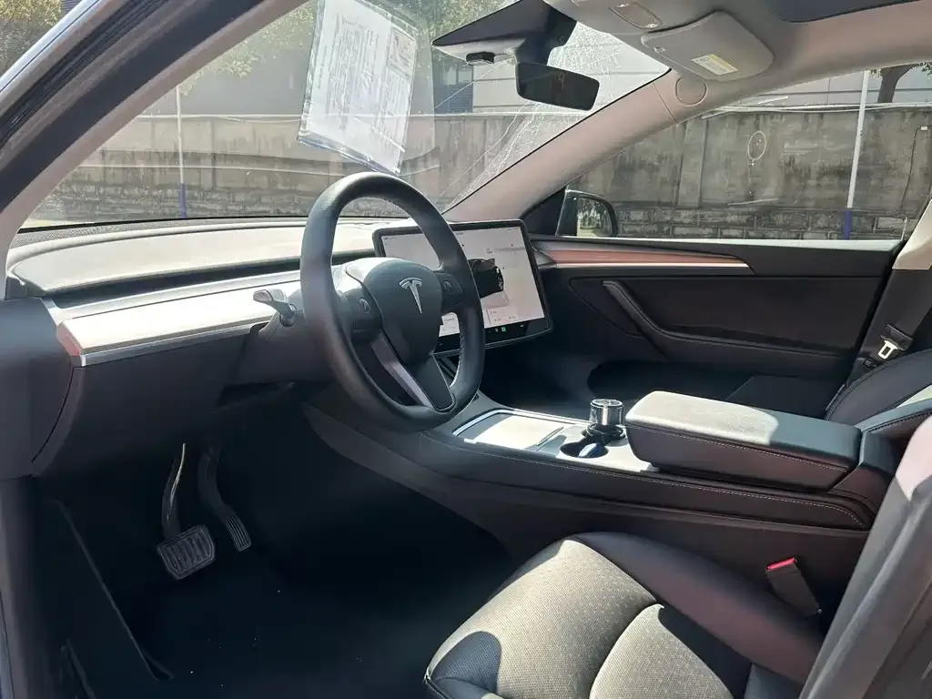 Tesla Model Y — фото 4