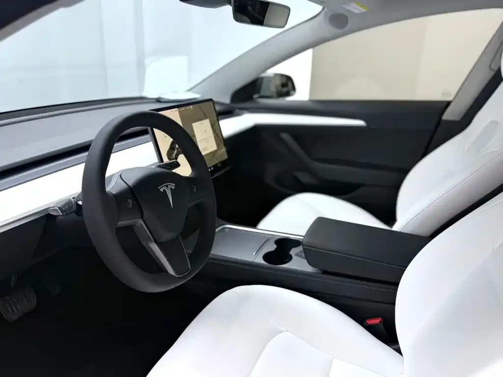 Tesla Model 3 — фото 4