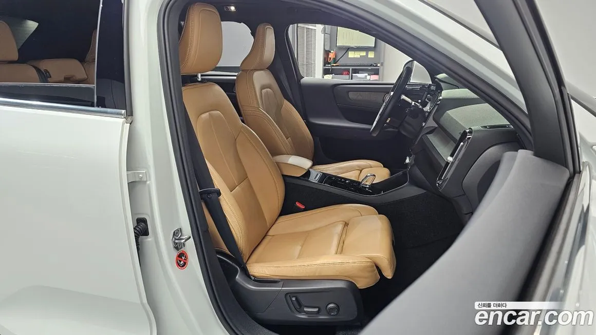 Volvo XC40 — фото 10