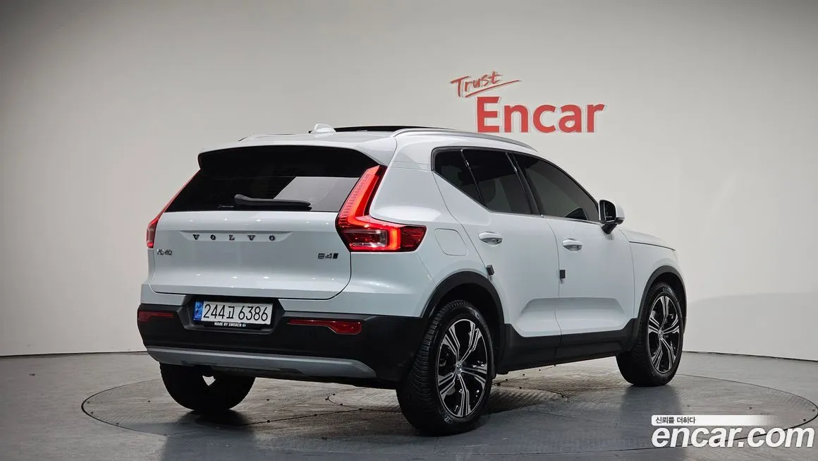 Volvo XC40 — фото 2