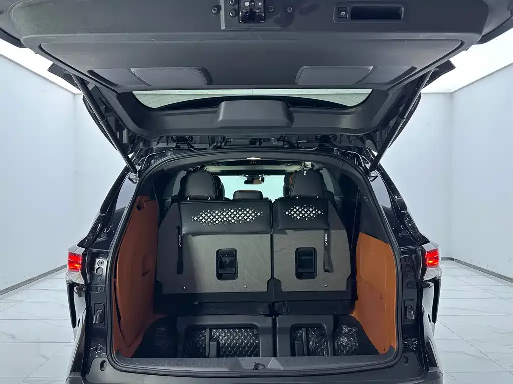Toyota Sienna 2024 из CN, фото 2