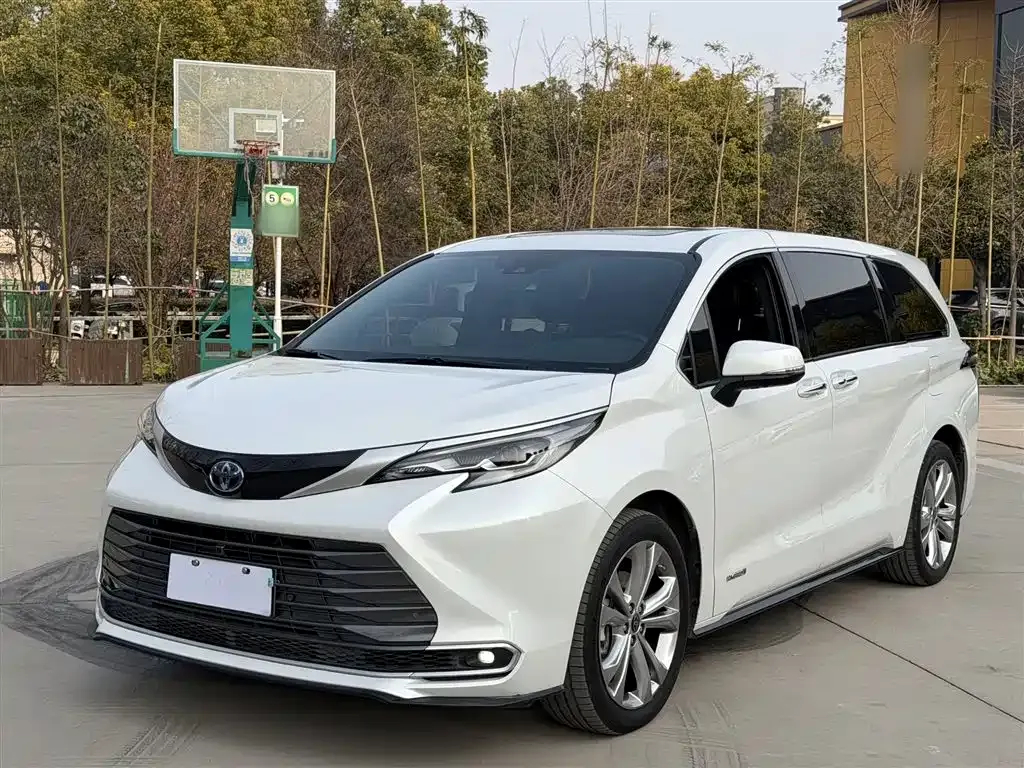 Toyota Sienna — фото 1