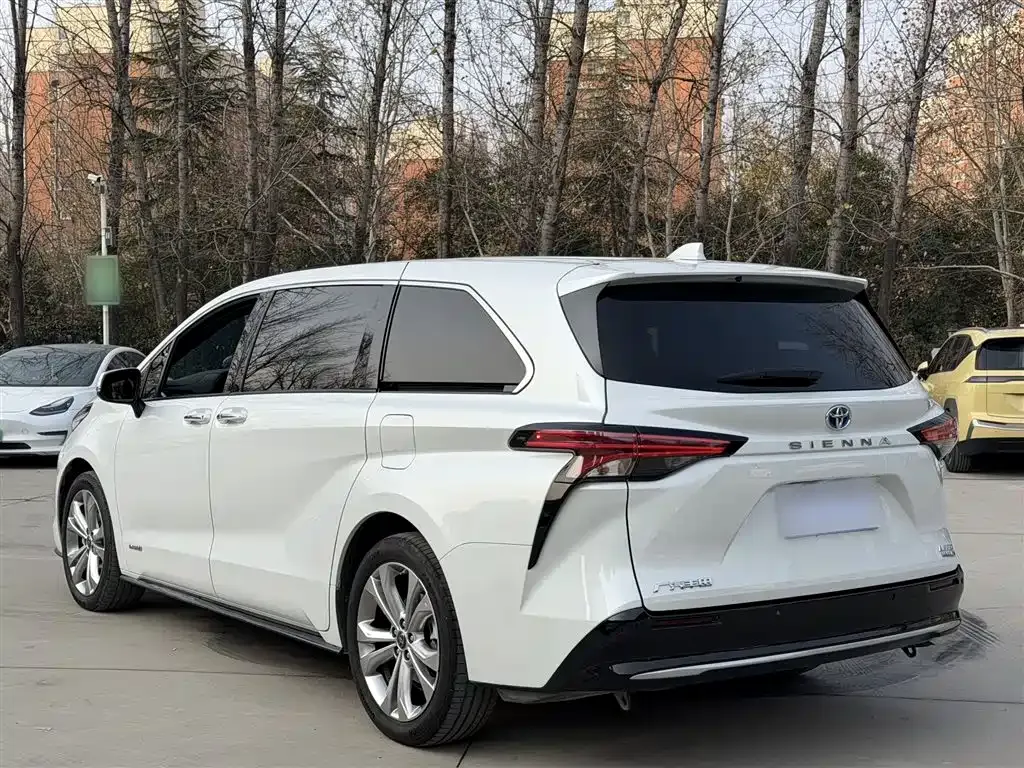 Toyota Sienna — фото 10