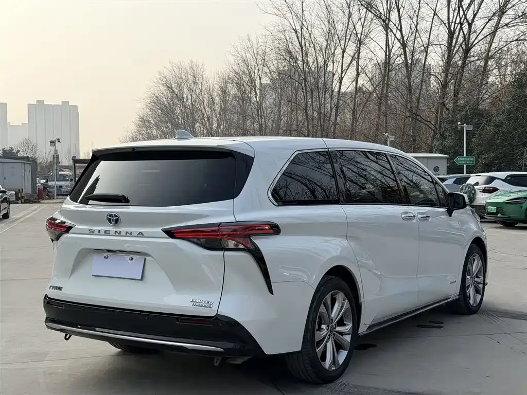 Toyota Sienna — фото 4