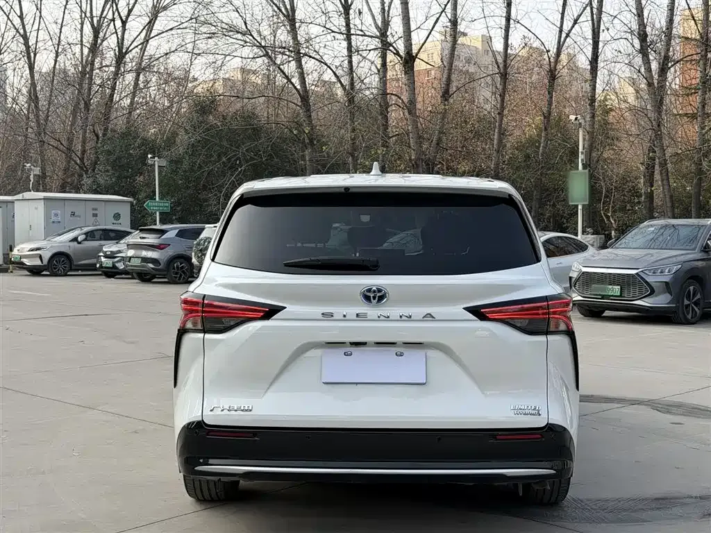 Toyota Sienna — фото 8