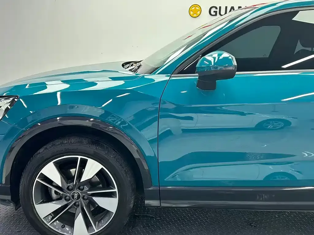 Audi Q2L — фото 9