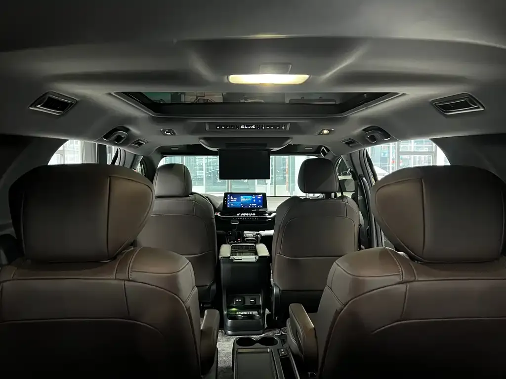 Toyota Sienna 2023 из CN, фото 2