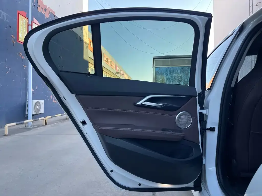 BMW 1 Series 2022 из CN, фото 2