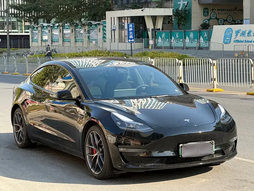 Tesla Model 3 — фото 10