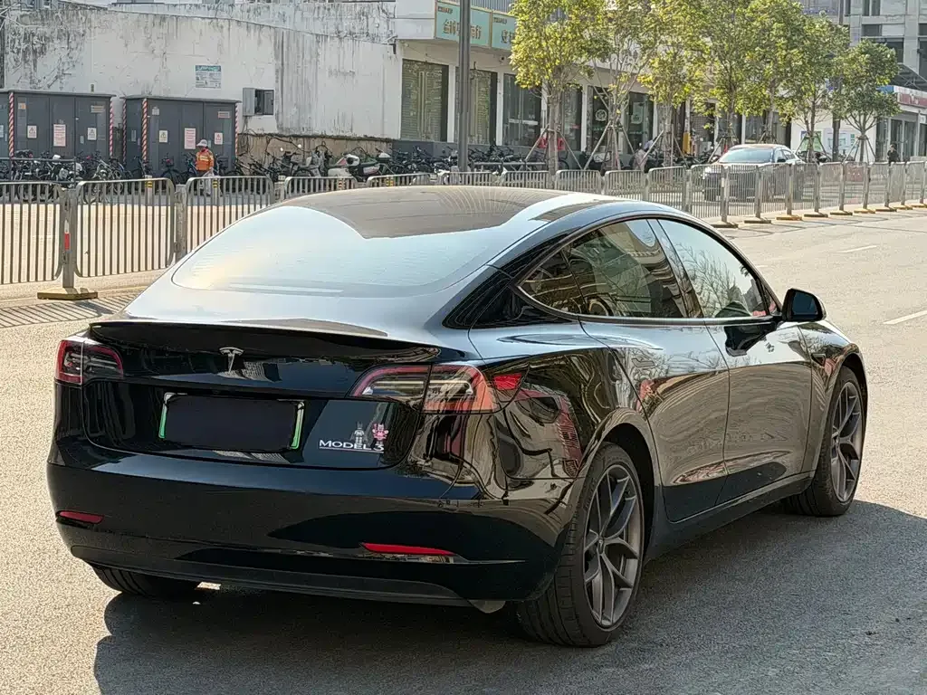 Tesla Model 3 — фото 5