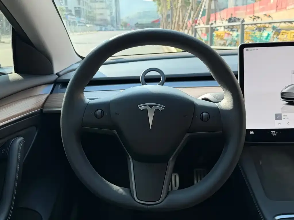 Tesla Model 3 — фото 4
