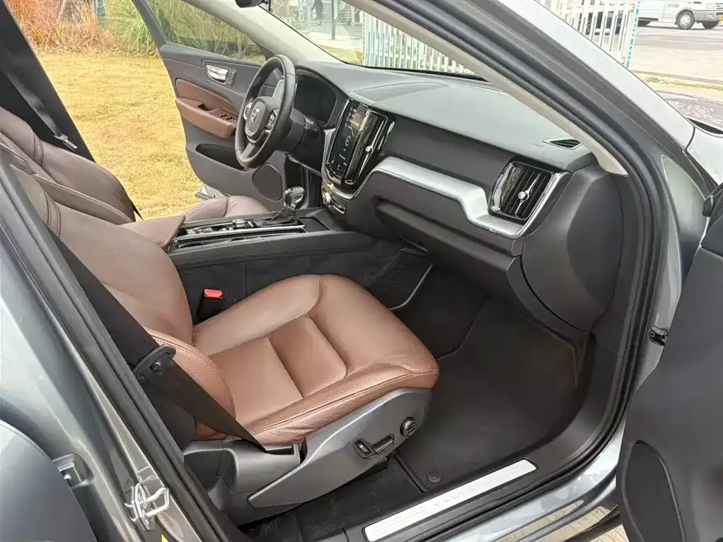 Volvo XC60 2022 из CN, фото 5