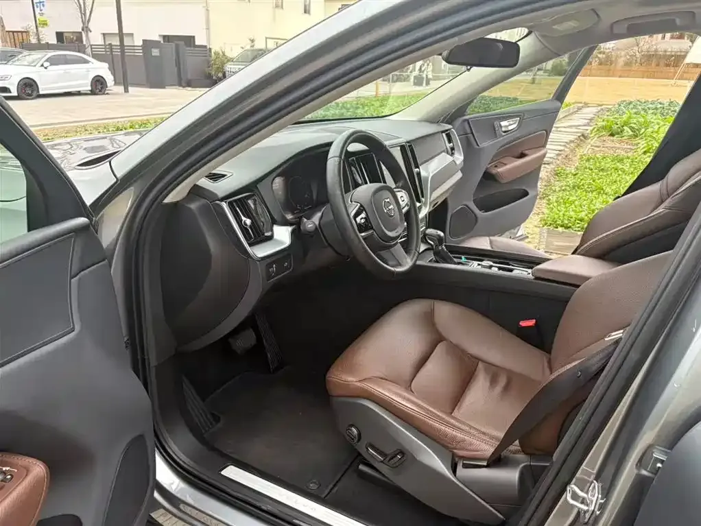 Volvo XC60 2022 из CN, фото 8