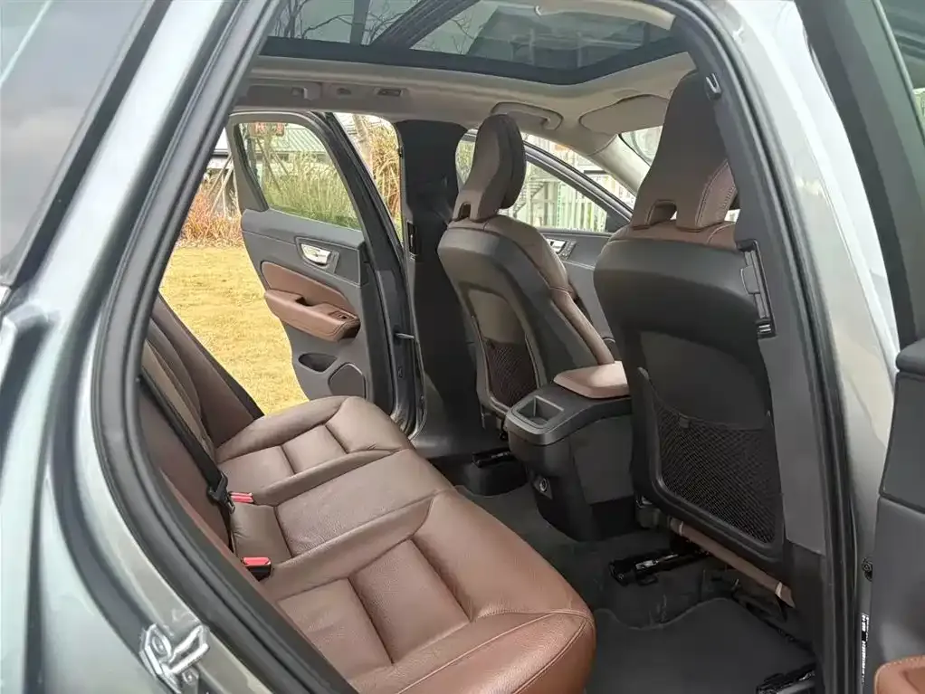 Volvo XC60 2022 из CN, фото 7