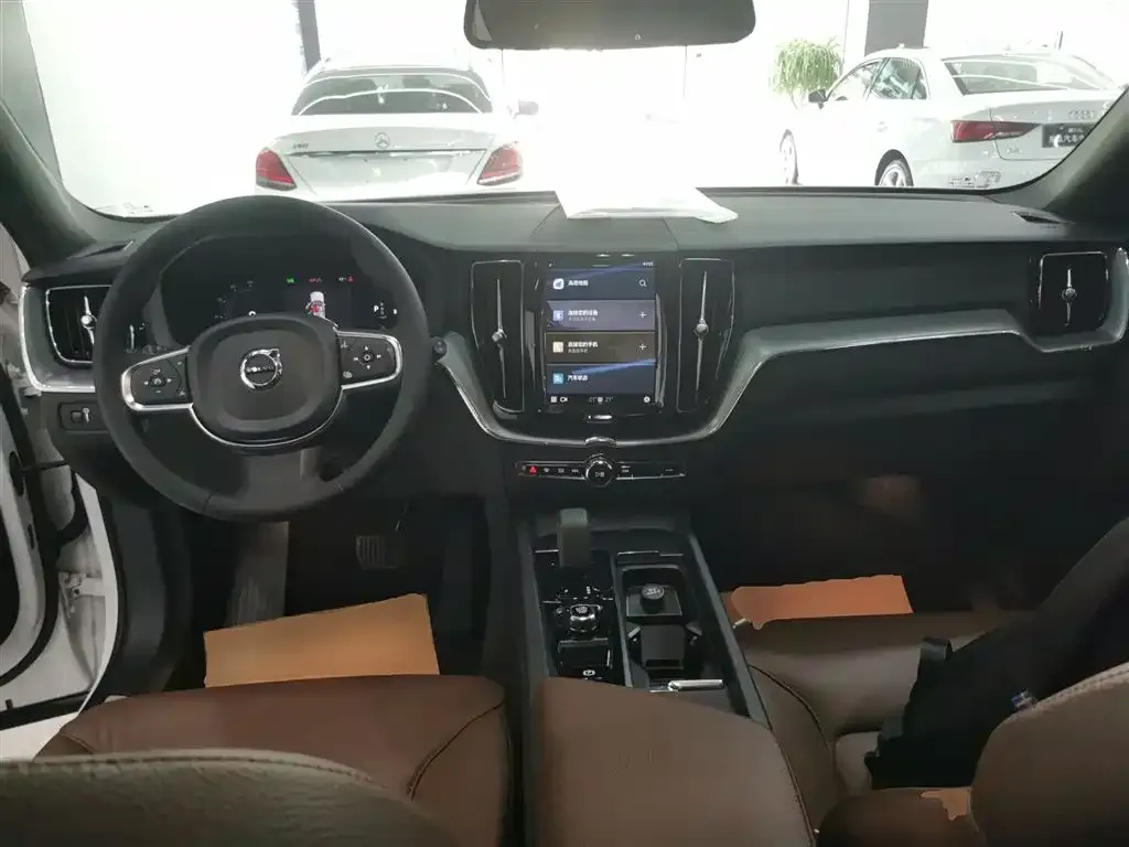 Volvo XC60 — фото 2