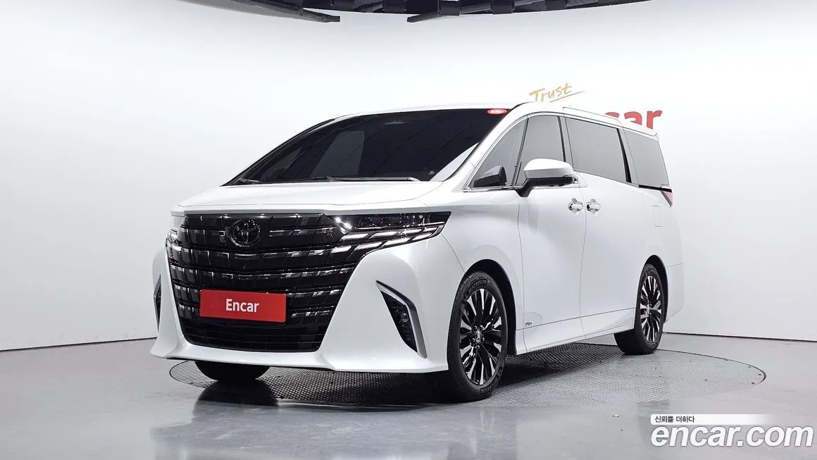 Toyota Alphard — фото 1