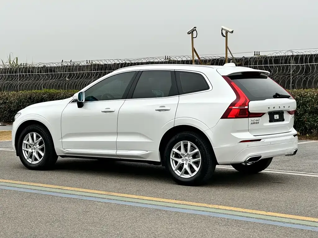 Volvo XC60 — фото 2