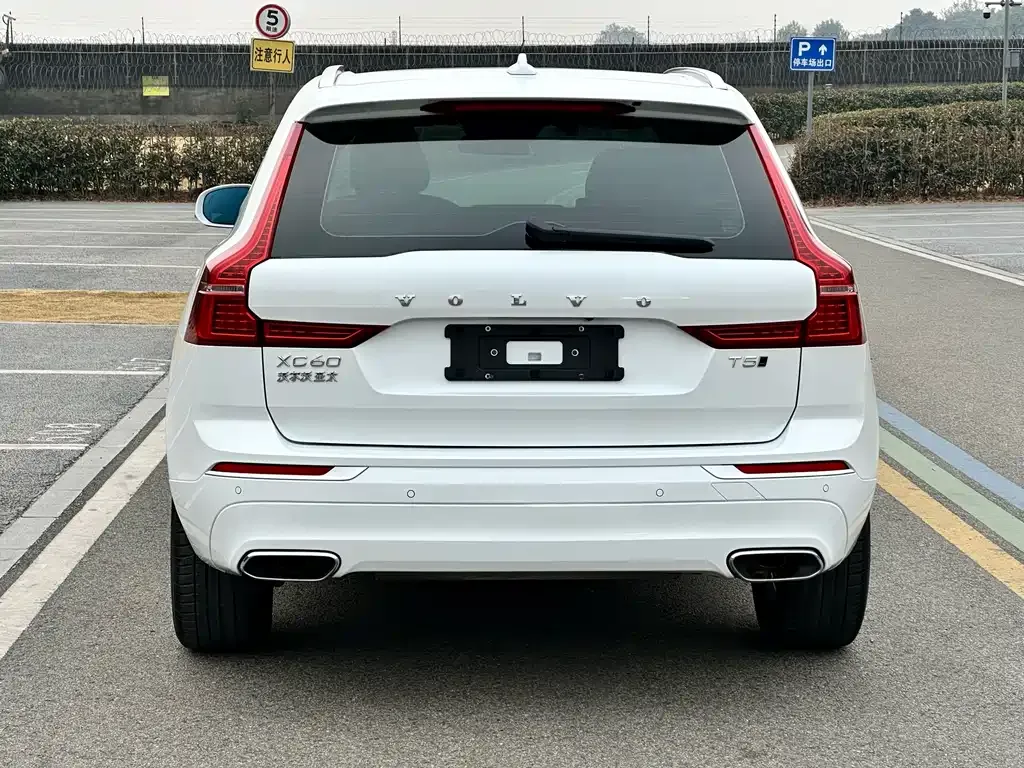 Volvo XC60 — фото 8