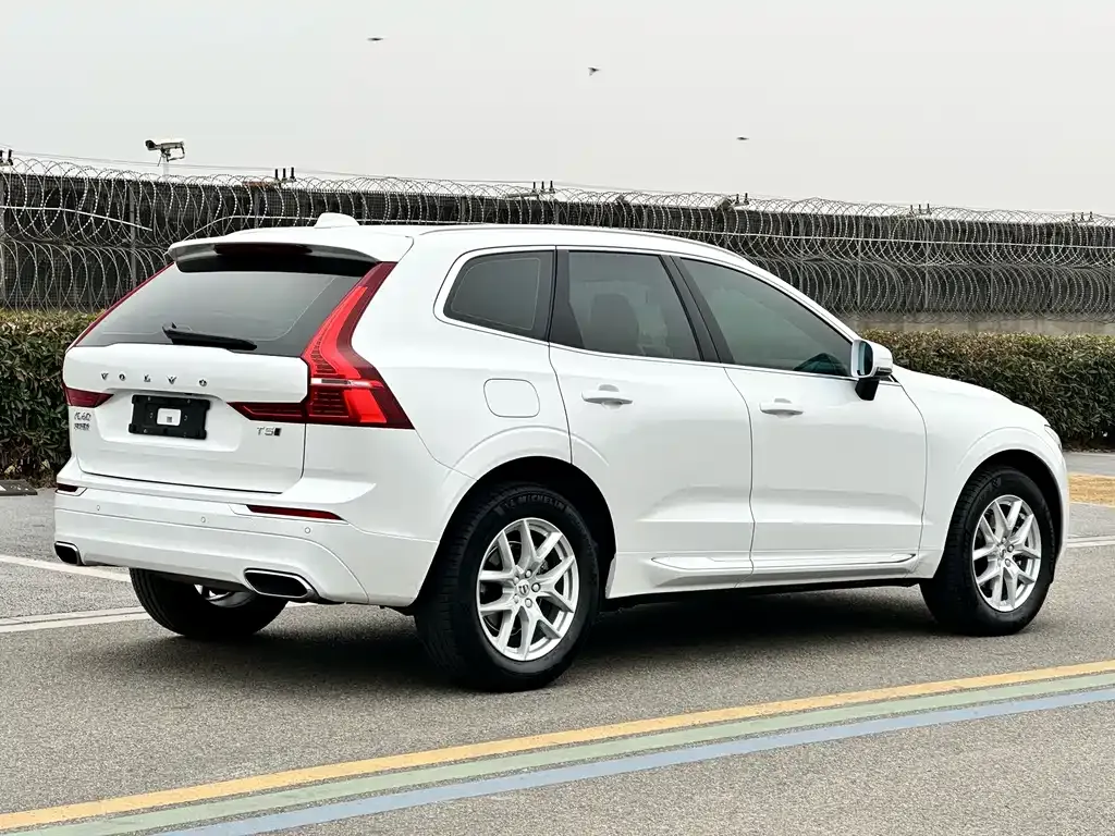 Volvo XC60 — фото 9