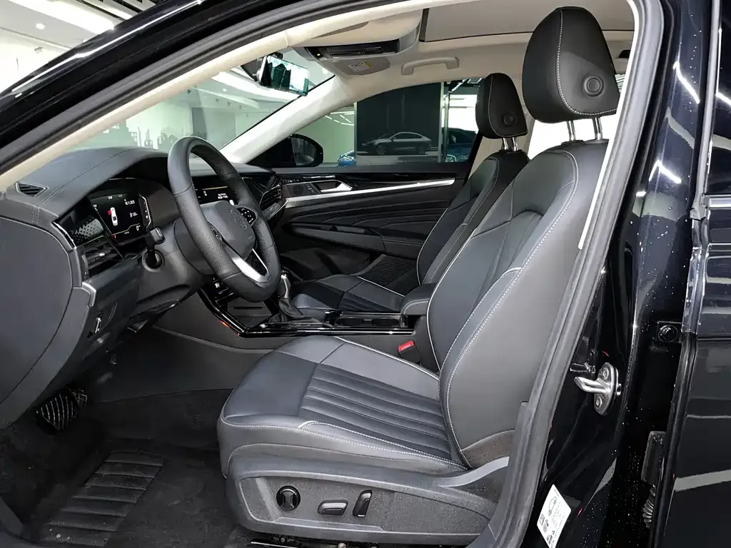 Volkswagen Passat 2023 из CN, фото 10