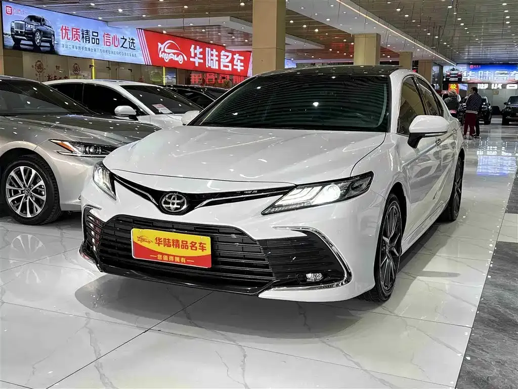 Toyota Camry — фото 1