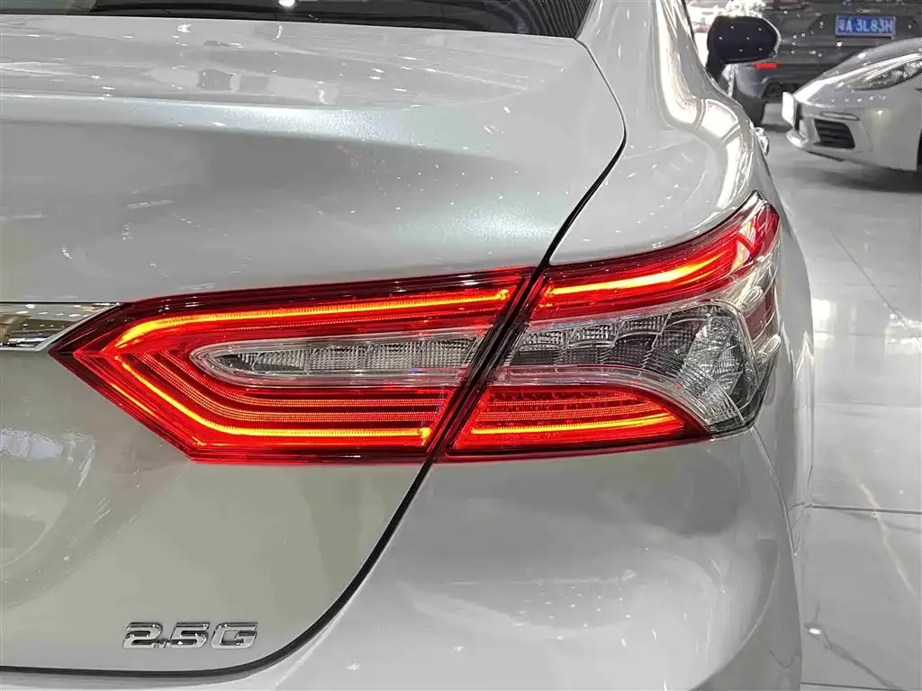 Toyota Camry — фото 8