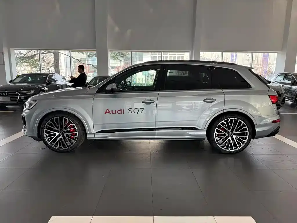 Audi SQ7 2024 из CN, фото 5