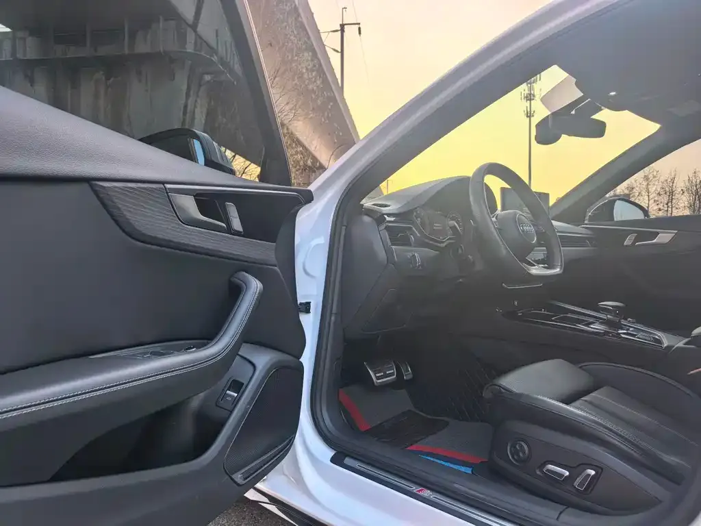 Audi A4L 2023 из CN, фото 2