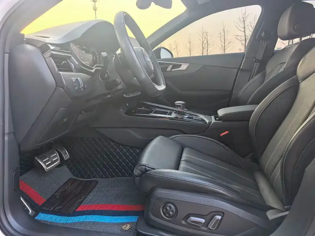 Audi A4L 2023 из CN, фото 5