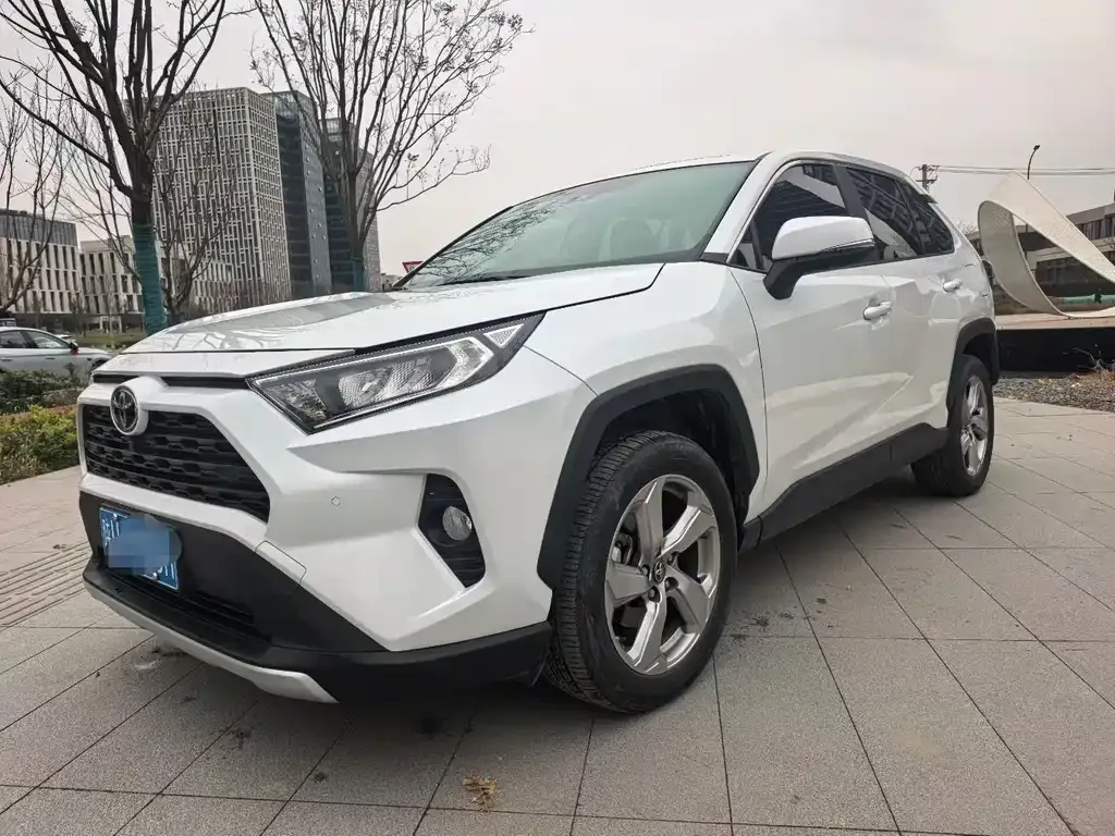 Toyota RAV4 2023 из CN, фото 1
