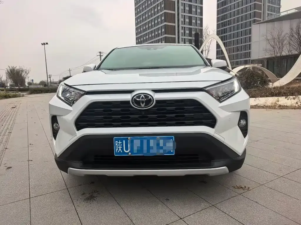 Toyota RAV4 2023 из CN, фото 2