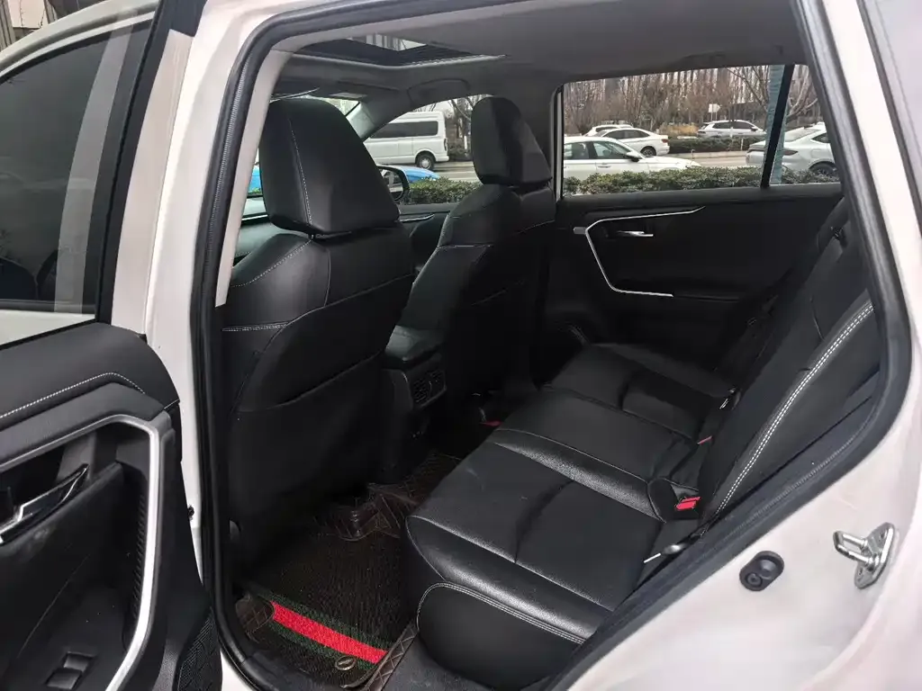 Toyota RAV4 2023 из CN, фото 5
