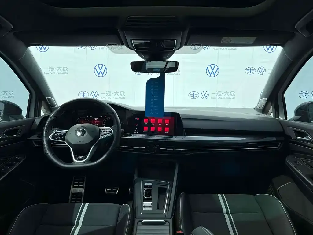 Volkswagen Golf 2023 из CN, фото 2
