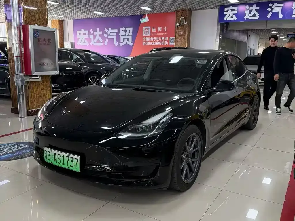 Tesla Model 3 — фото 1