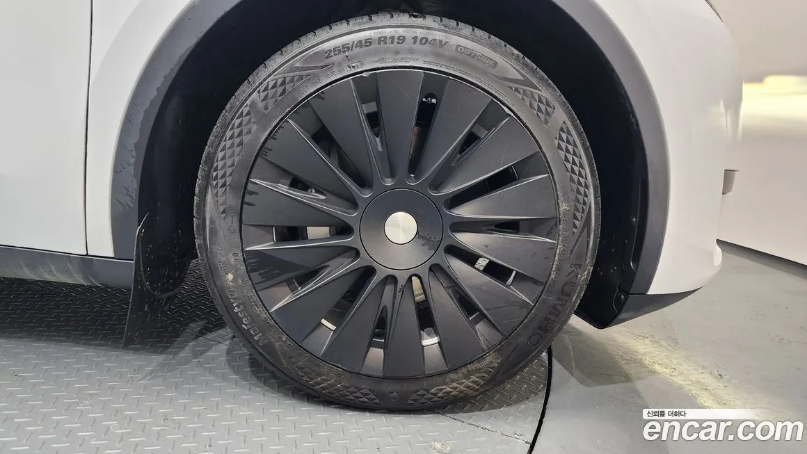 Tesla Model Y — фото 9