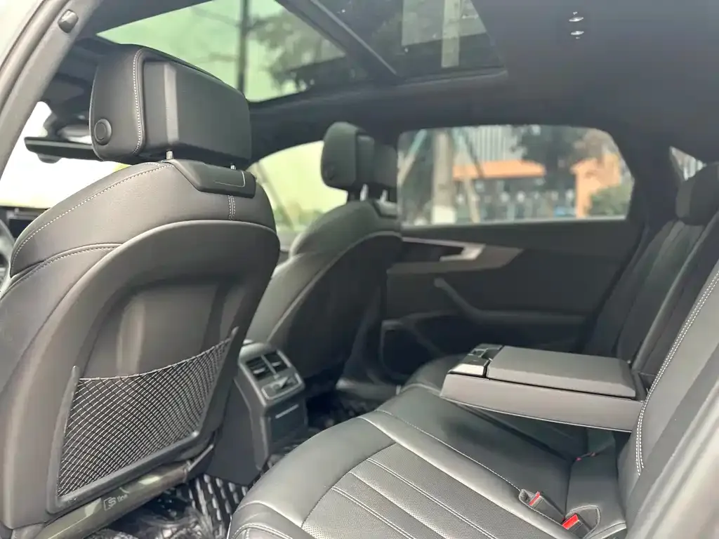Audi A4L 2023 из CN, фото 2