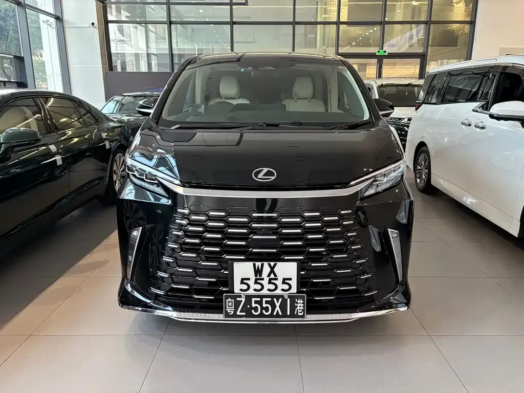 Lexus LM — фото 1