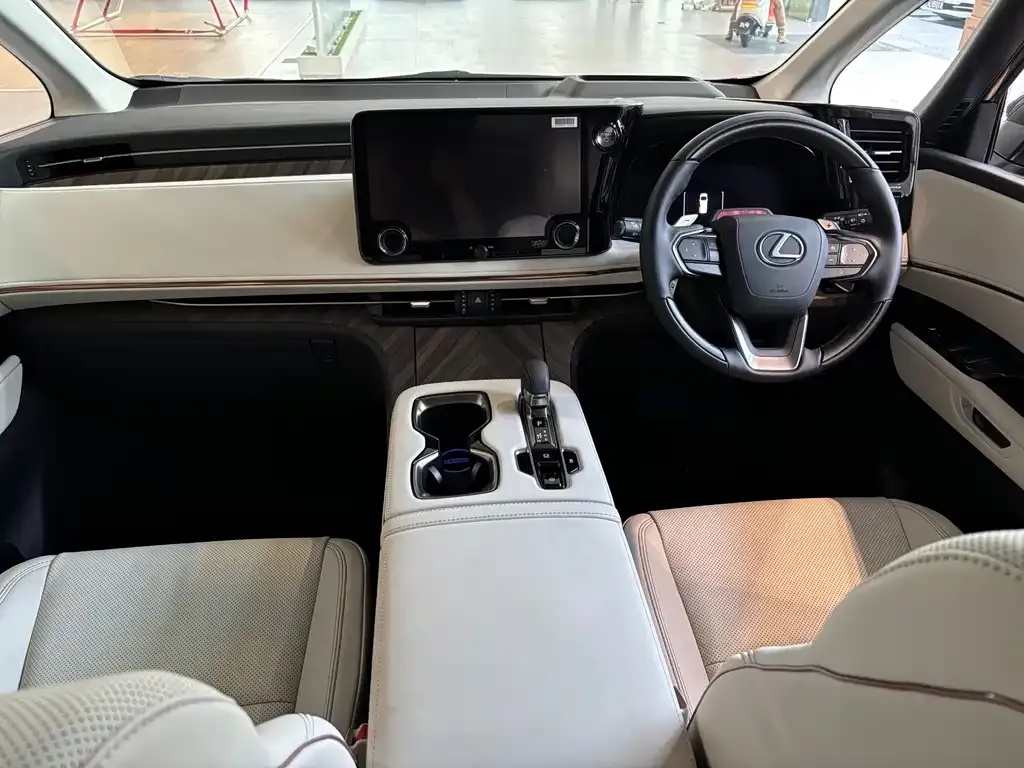 Lexus LM — фото 10