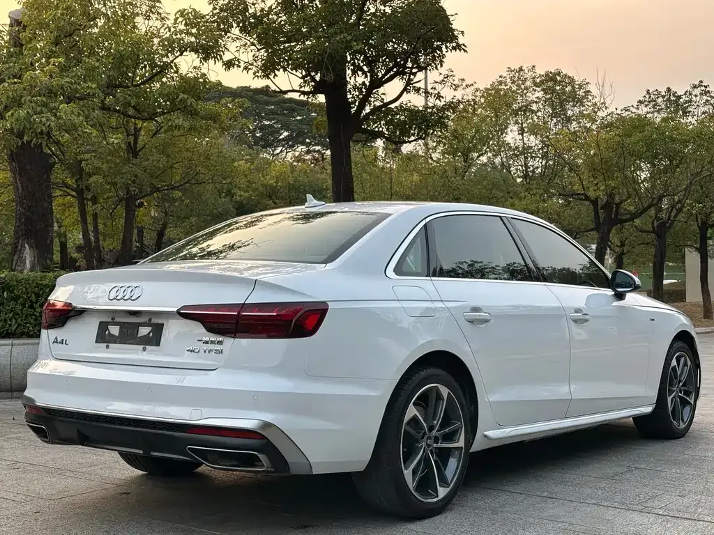 Audi A4L 2022 из CN, фото 6
