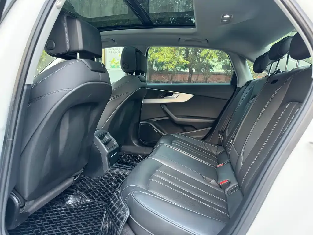 Audi A4L 2022 из CN, фото 5