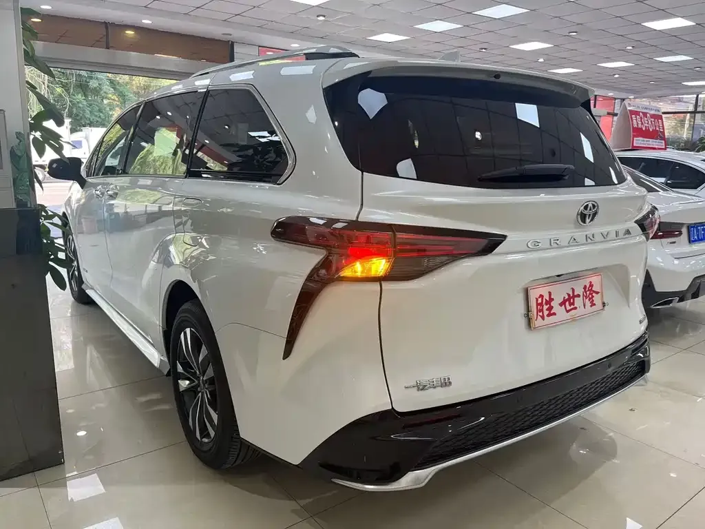 Toyota Granvia 2024 из CN, фото 7