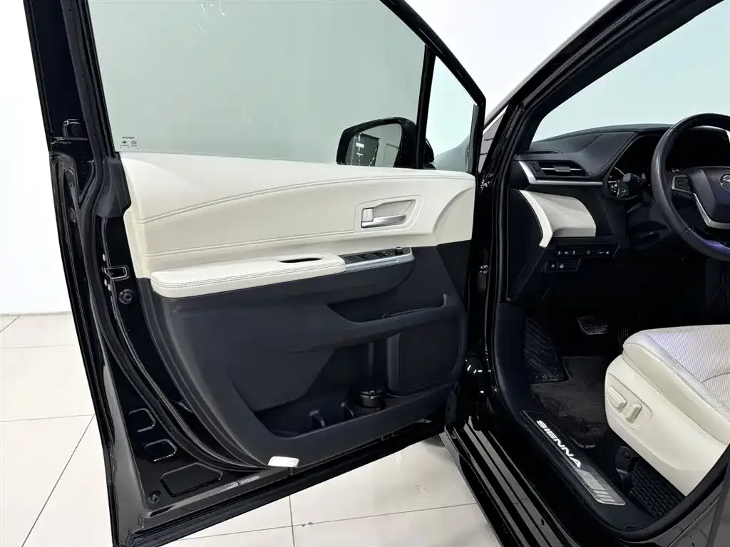 Toyota Sienna 2025 из CN, фото 2