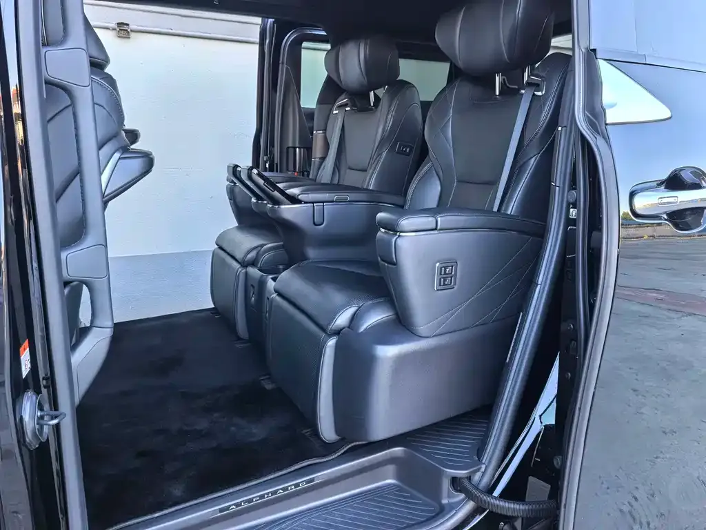 Toyota Alphard 2023 из CN, фото 2