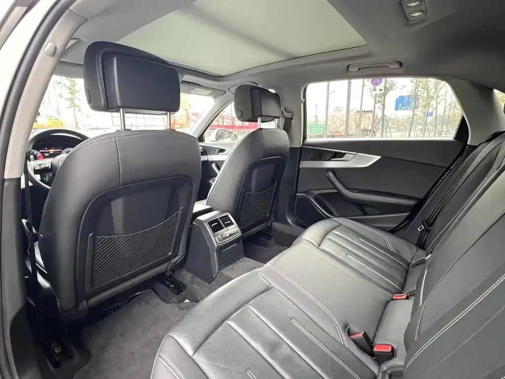 Audi A4L 2021 из CN, фото 2